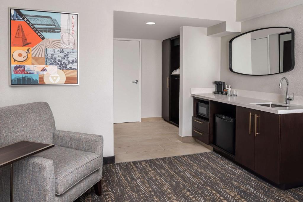 Embassy Suites by Hilton Nashville Airport photo 2