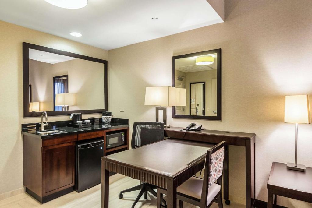 Embassy Suites by Hilton Newark Airport photo 3