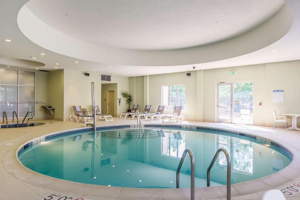 Embassy Suites by Hilton Newark Airport photo 4