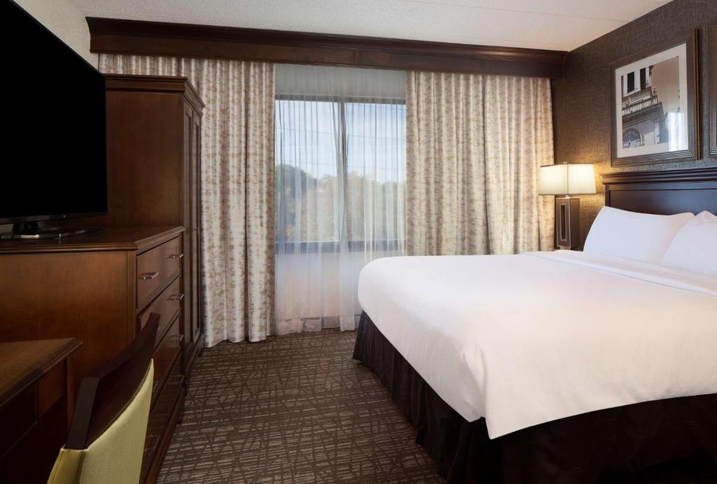 Embassy Suites by Hilton Philadelphia Airport photo 2