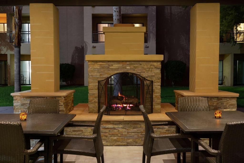 Embassy Suites by Hilton Phoenix Tempe, photo 1