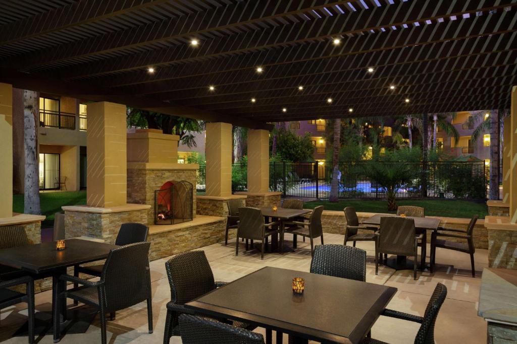 Embassy Suites by Hilton Phoenix Tempe photo 2