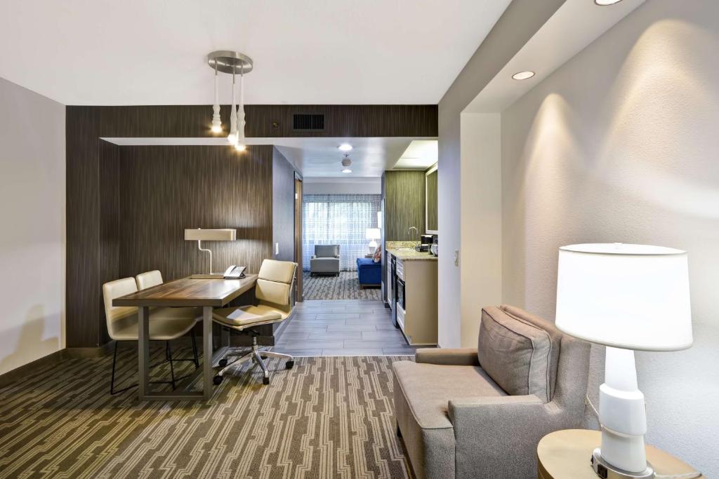 Embassy Suites Charlotte photo 2