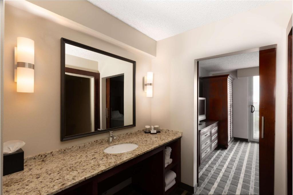 Embassy Suites San Francisco Airport Waterfront photo 3