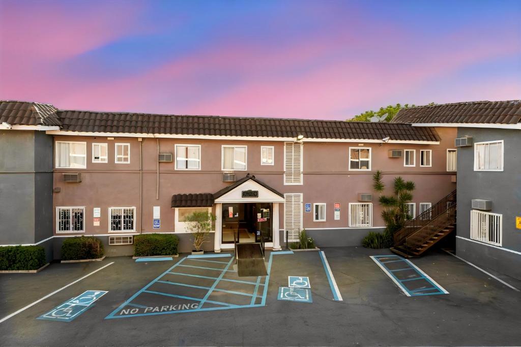 Encore Inn Inglewood, photo 1