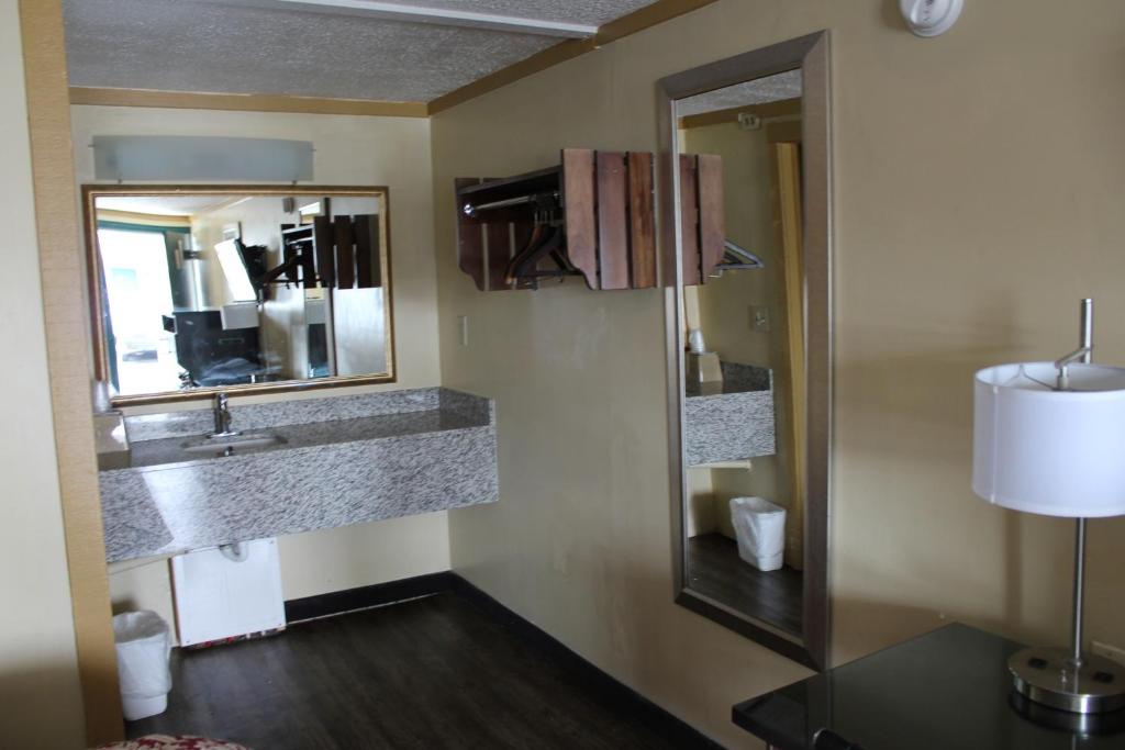 Executive Inn & Suites photo 3