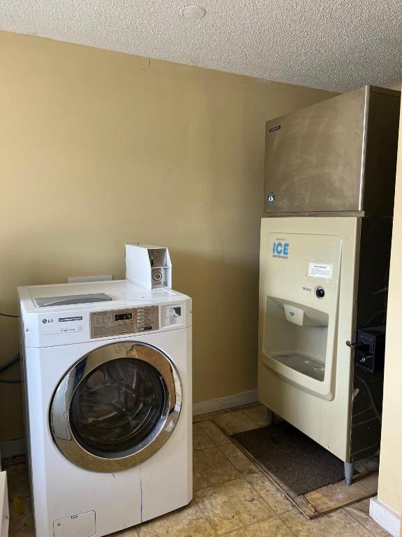 Executive Inn & Suites photo 4