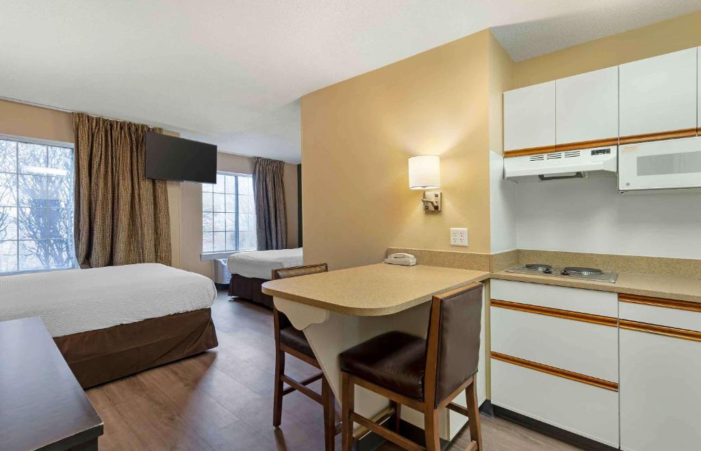 Extended Stay America Select Suites - St Louis - Airport - Central photo 3