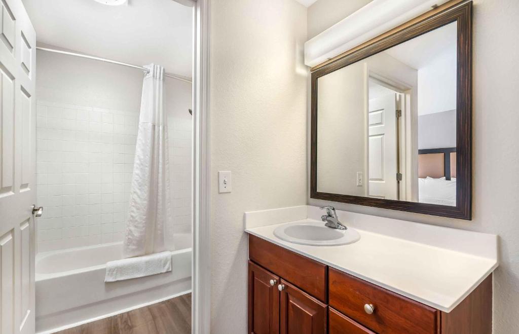 Extended Stay America Suites - Tampa - Airport - N Westshore Blvd photo 3