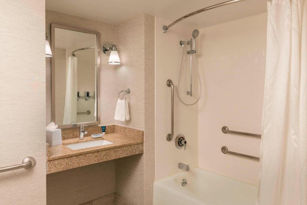 Four Points by Sheraton Boston Logan Airport Revere photo 3