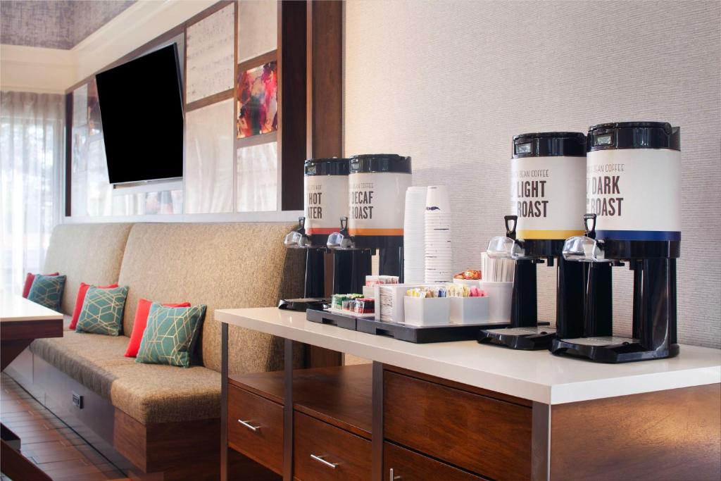 Hampton Inn & Suites-Atlanta Airport North-I-85 photo 2