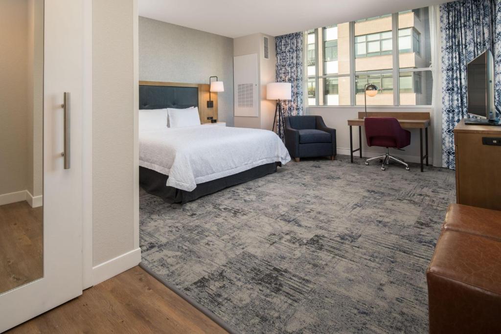 Hampton Inn And Suites By Hilton Portland-Pearl District photo 2