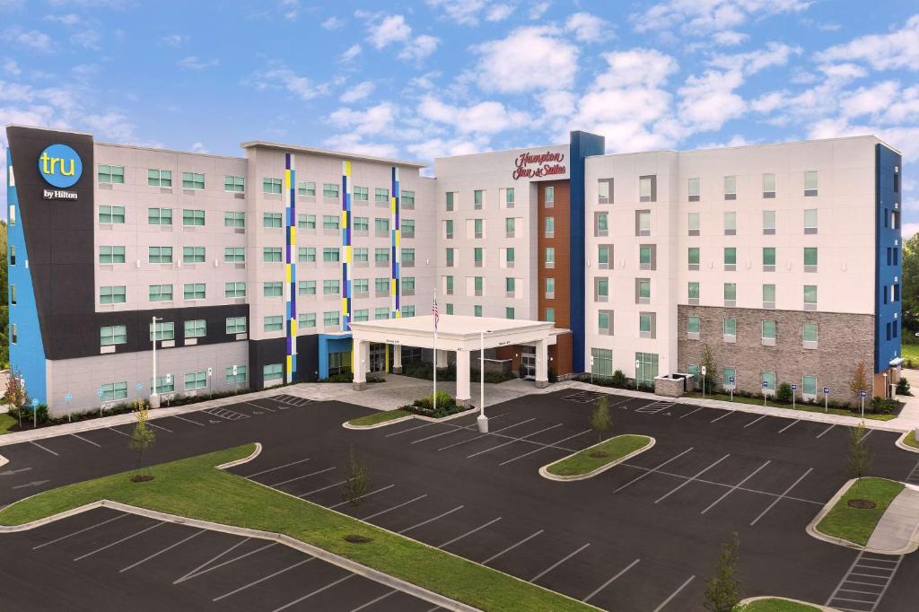 Hampton Inn & Suites Charlotte Airport Lake Pointe, photo 1