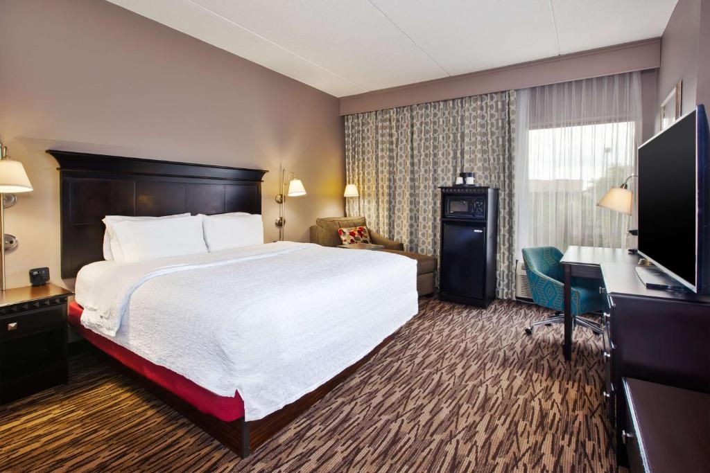 Hampton Inn & Suites Cleveland-Airport/Middleburg Heights photo 2