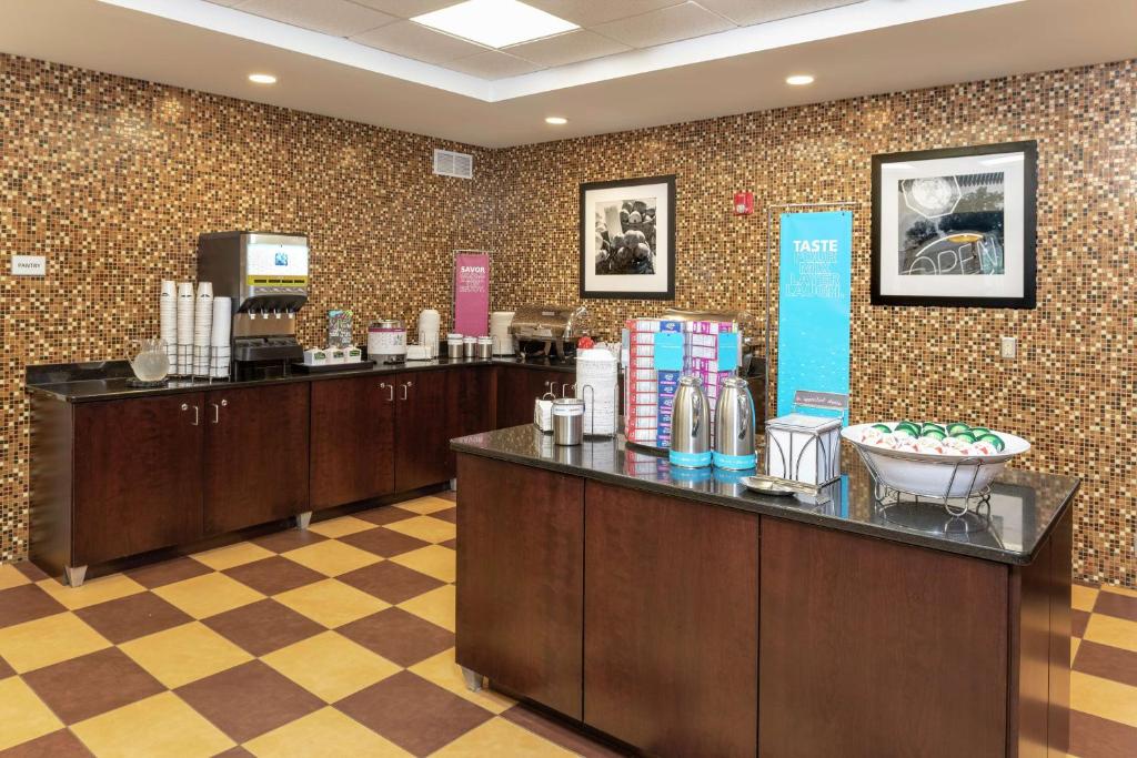 Hampton Inn & Suites Cleveland-Airport/Middleburg Heights photo 4