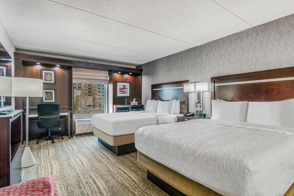 Hampton Inn & Suites Detroit/Airport Romulus photo 2