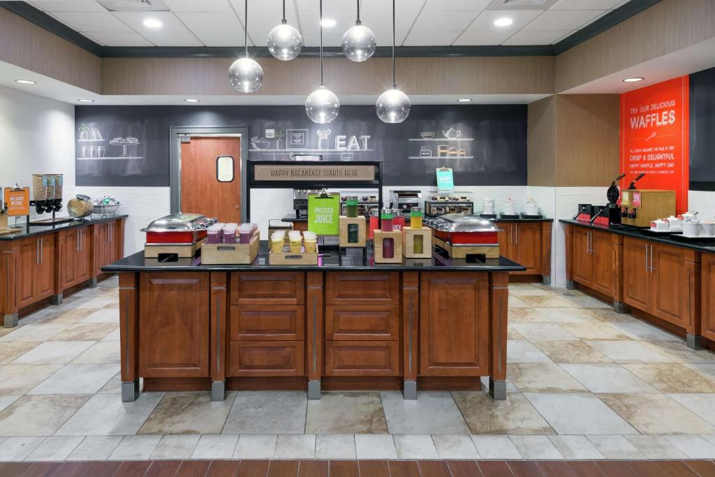 Hampton Inn & Suites Orlando Airport at Gateway Village, photo 1