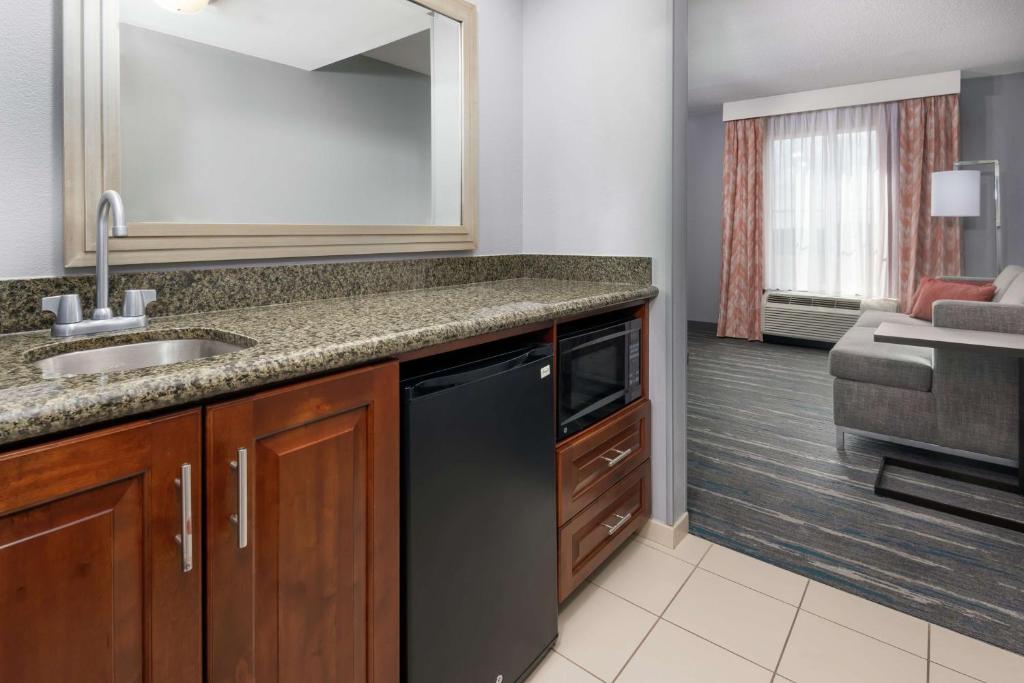 Hampton Inn & Suites Orlando Airport at Gateway Village photo 3