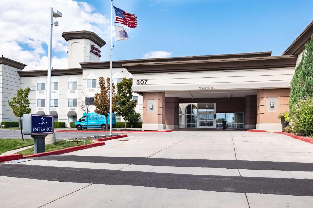 Hampton Inn & Suites Salt Lake City Airport, photo 1