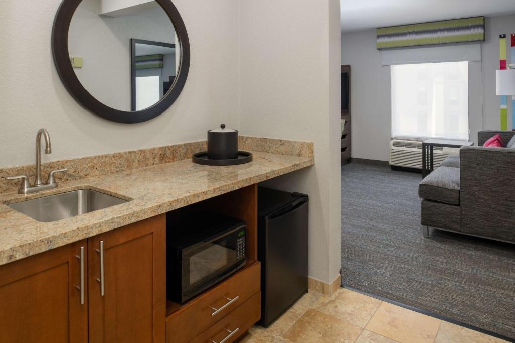 Hampton Inn and Suites Seattle - Airport / 28th Avenue photo 3