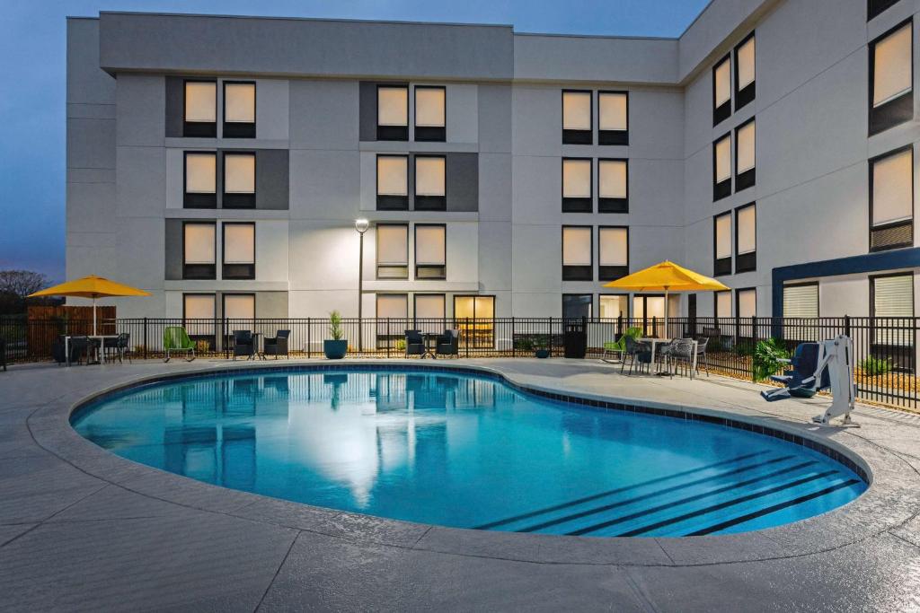 Hampton Inn Kansas City - Airport photo 2