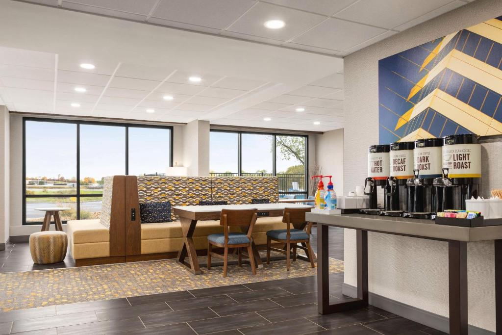 Hampton Inn Kansas City - Airport photo 3