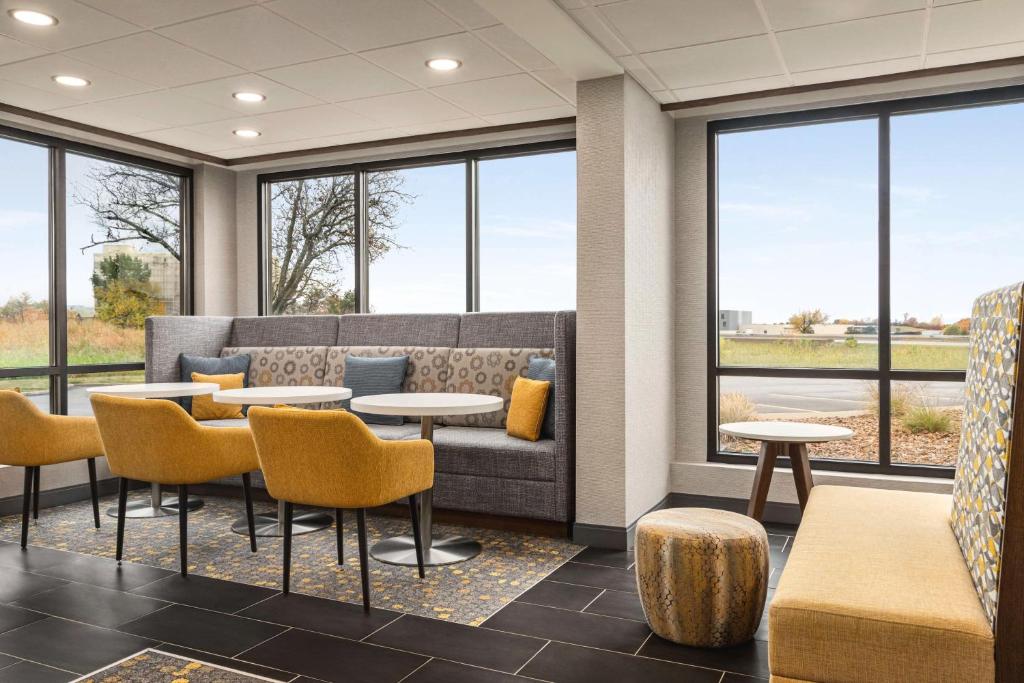 Hampton Inn Kansas City - Airport photo 4