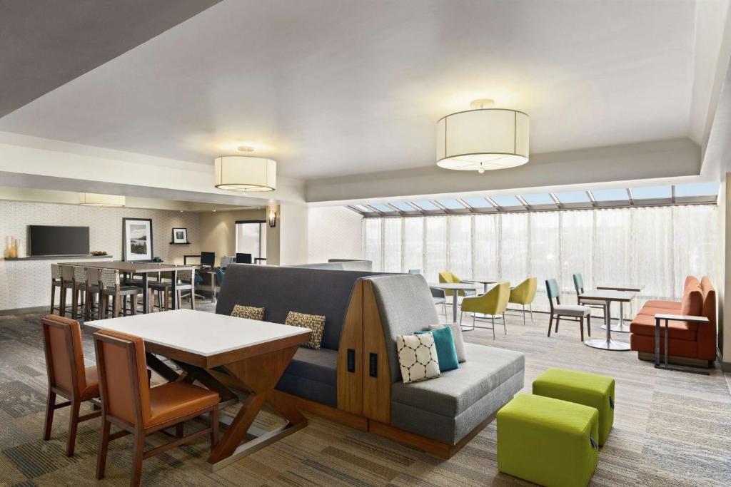 Hampton Inn Portland Airport, photo 1