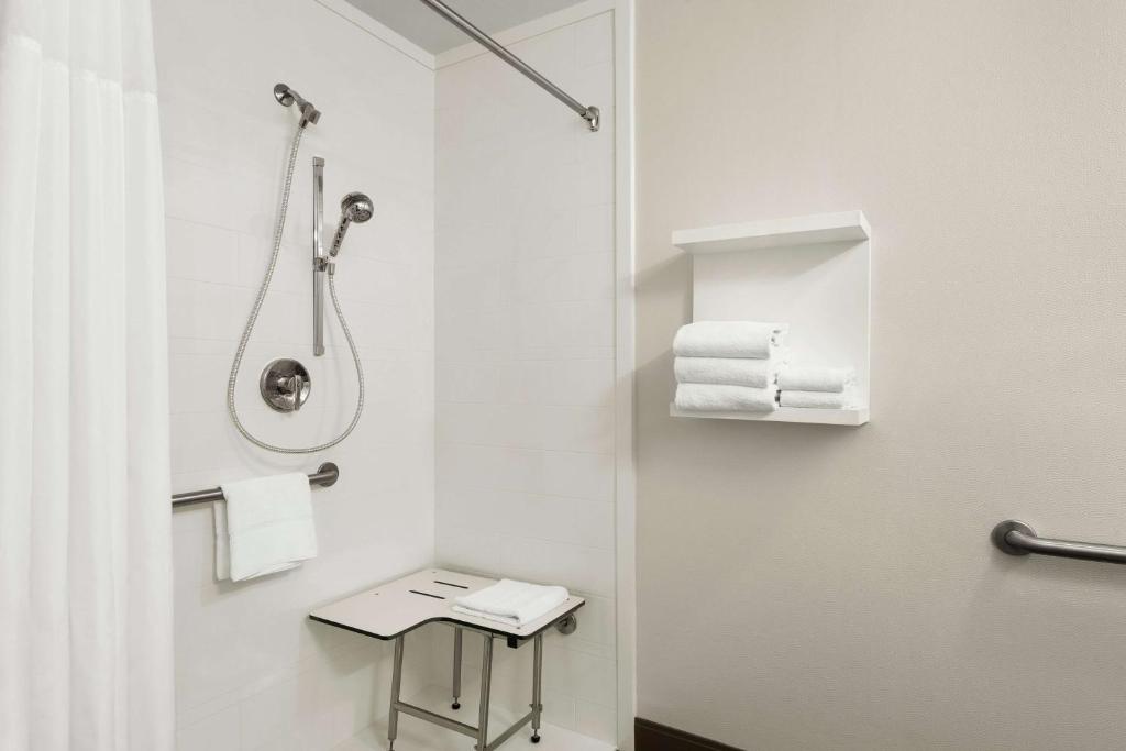 Hampton Inn Portland Airport photo 3