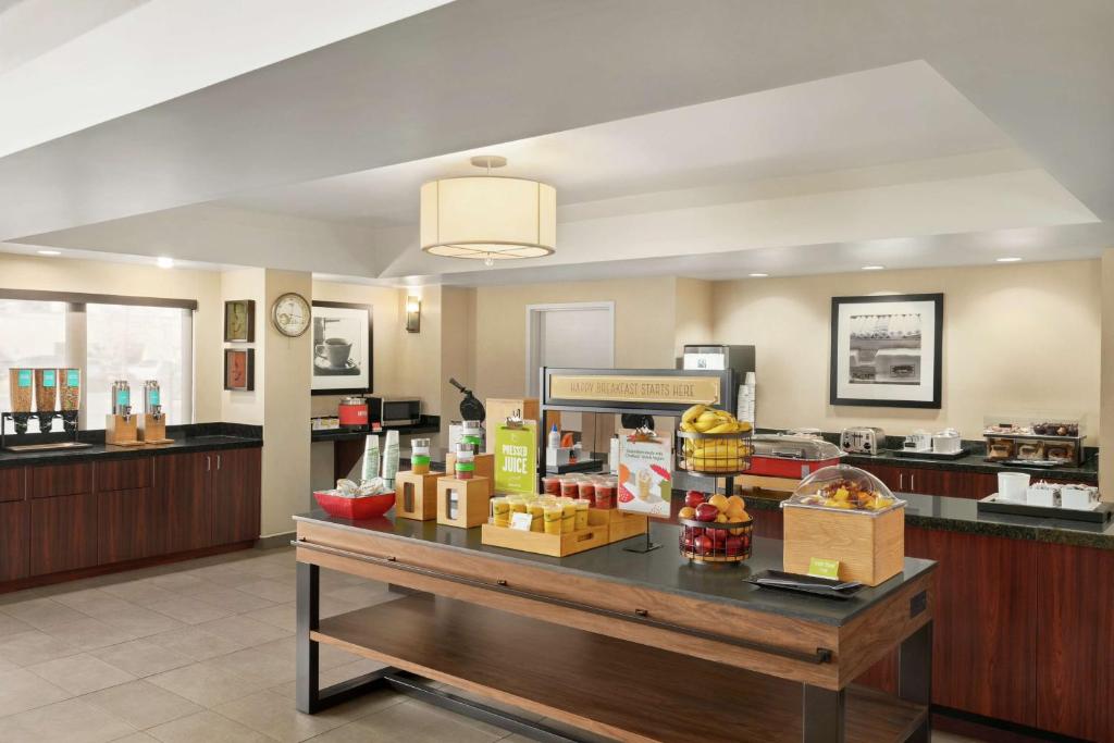 Hampton Inn Portland Airport photo 4
