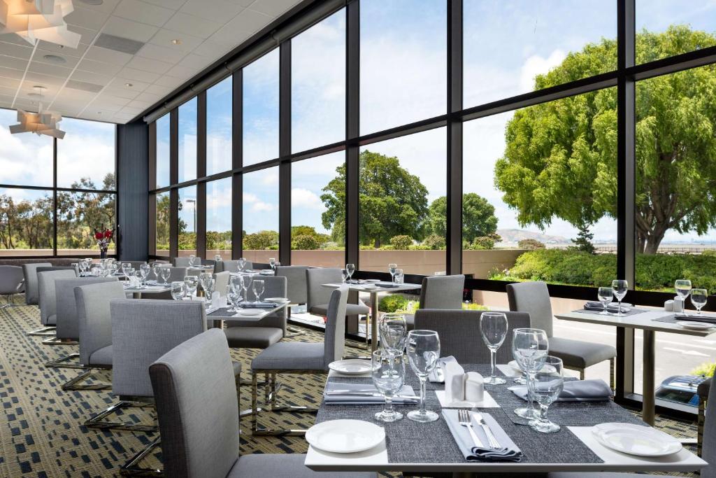 Hilton San Francisco Airport Bayfront - No Resort Fee photo 3