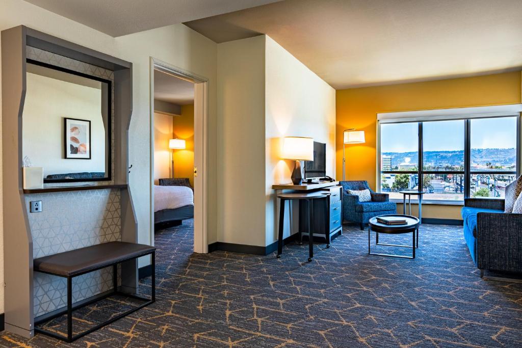 Holiday Inn & Suites Oakland - Airport by IHG photo 2