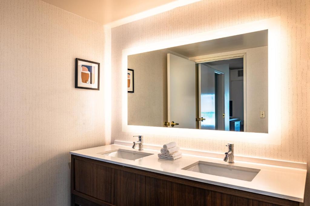 Holiday Inn & Suites Oakland - Airport by IHG photo 3