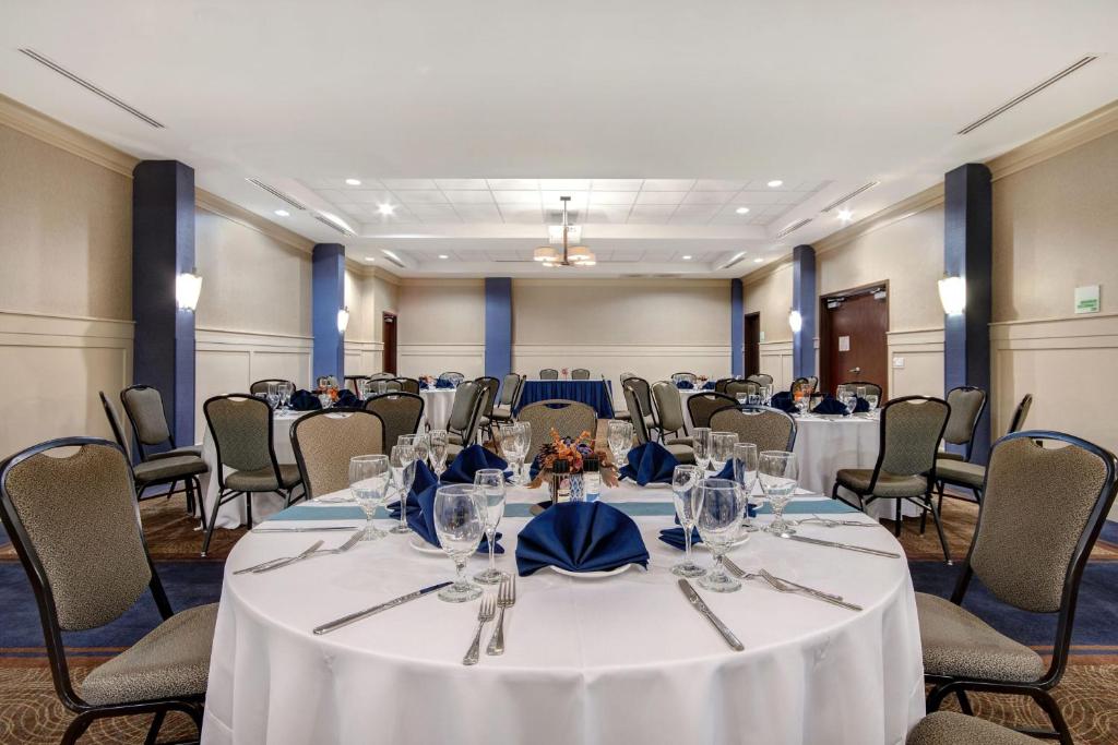Holiday Inn Detroit Metro Airport by IHG photo 4