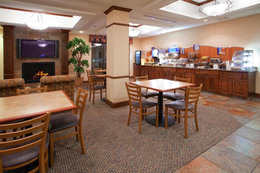 Holiday Inn Express Airport East by IHG photo 3