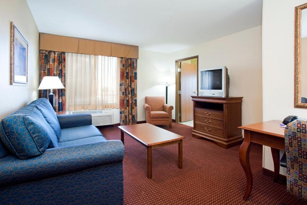 Holiday Inn Express Airport East by IHG photo 4