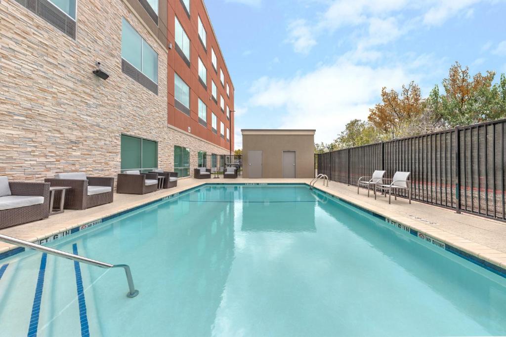 Holiday Inn Express & Suites Austin Airport East by IHG photo 2