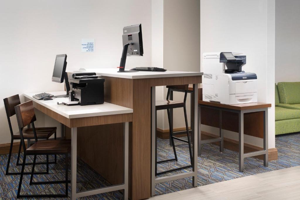 Holiday Inn Express & Suites Baltimore - BWI Airport North by IHG photo 3