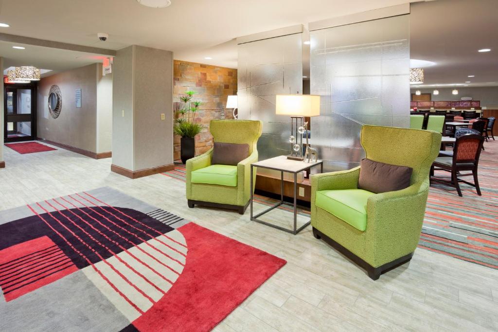 Holiday Inn Express & Suites Bloomington West by IHG photo 2