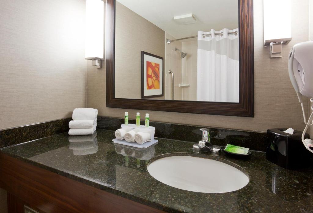 Holiday Inn Express & Suites Bloomington West by IHG photo 3
