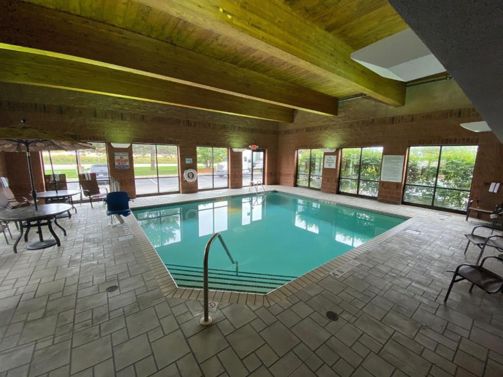 Holiday Inn Express & Suites Bloomington West by IHG photo 4