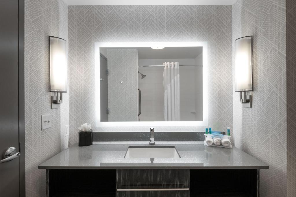 Holiday Inn Express & Suites - Charlotte Airport by IHG photo 2