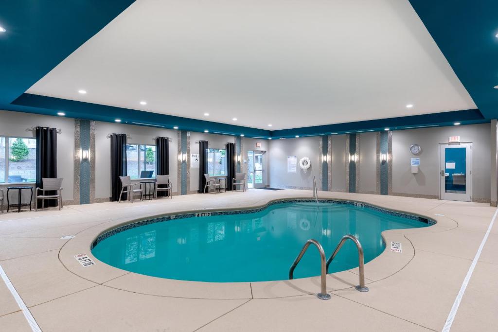Holiday Inn Express & Suites - Charlotte Airport by IHG photo 3