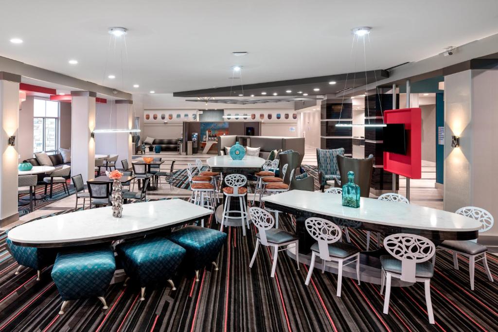 Holiday Inn Express & Suites - Charlotte Airport by IHG photo 4
