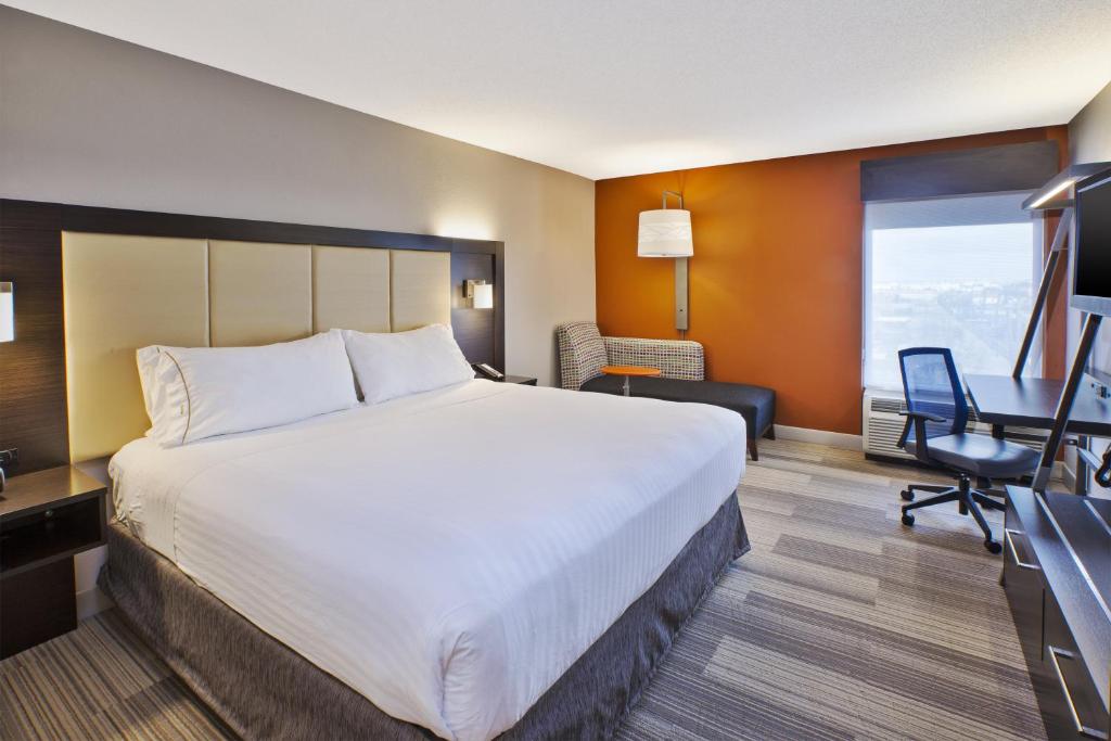 Holiday Inn Express & Suites Chicago-Midway Airport by IHG, photo 1