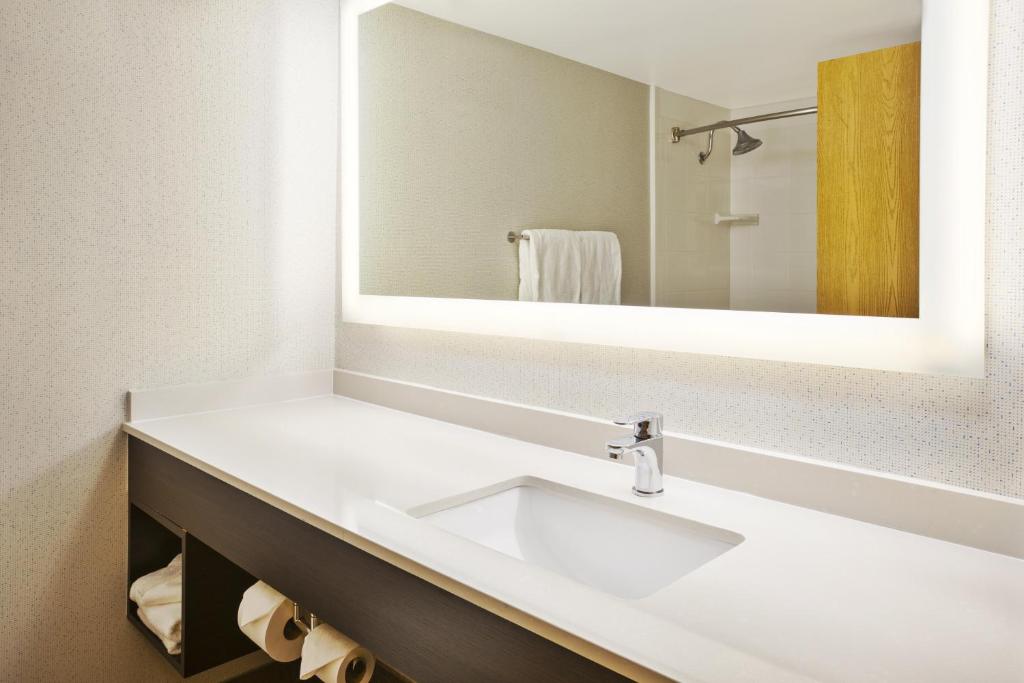 Holiday Inn Express & Suites Chicago-Midway Airport by IHG photo 3