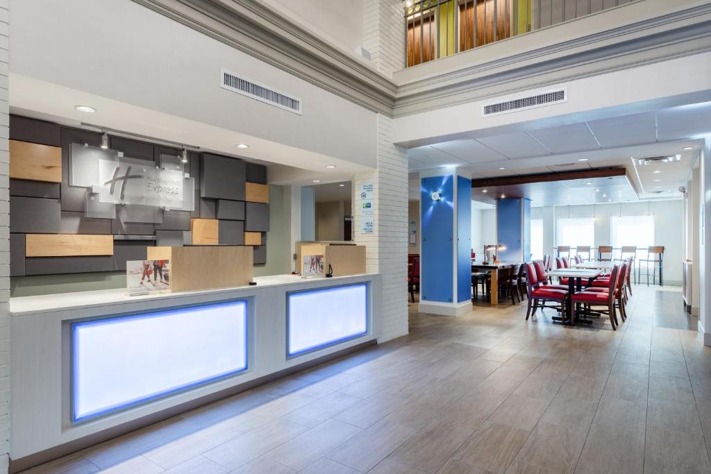 Holiday Inn Express & Suites Chicago-Midway Airport by IHG photo 4