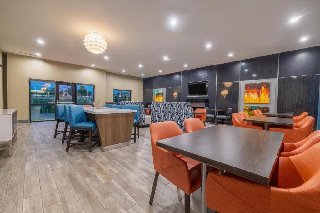 Holiday Inn Express & Suites Kansas City Airport by IHG photo 4