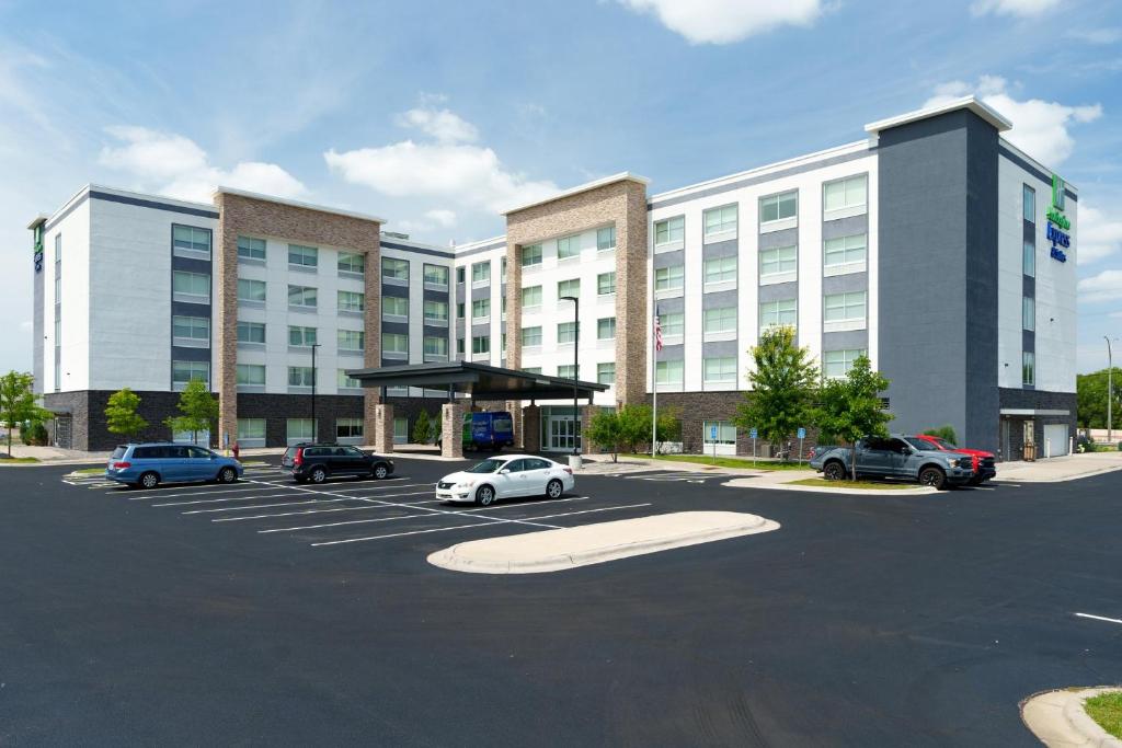 Holiday Inn Express & Suites - Mall of America - MSP Airport by IHG, photo 1