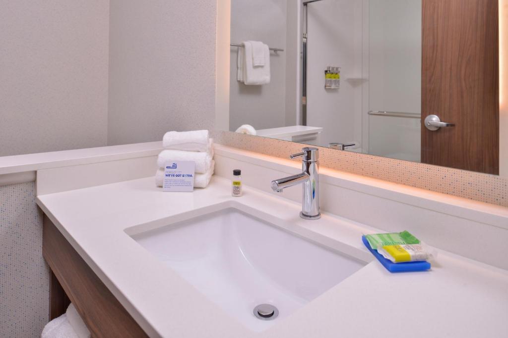Holiday Inn Express & Suites - Mall of America - MSP Airport by IHG photo 2